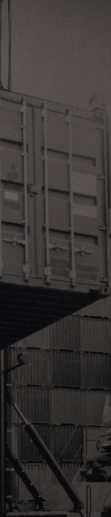 Contentores empilhados num terminal portuário